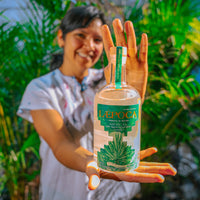 LÆPOCA Mezcal Cuishe Flasche gehalten von der Frau hinter unserem Mezcal: Crystal