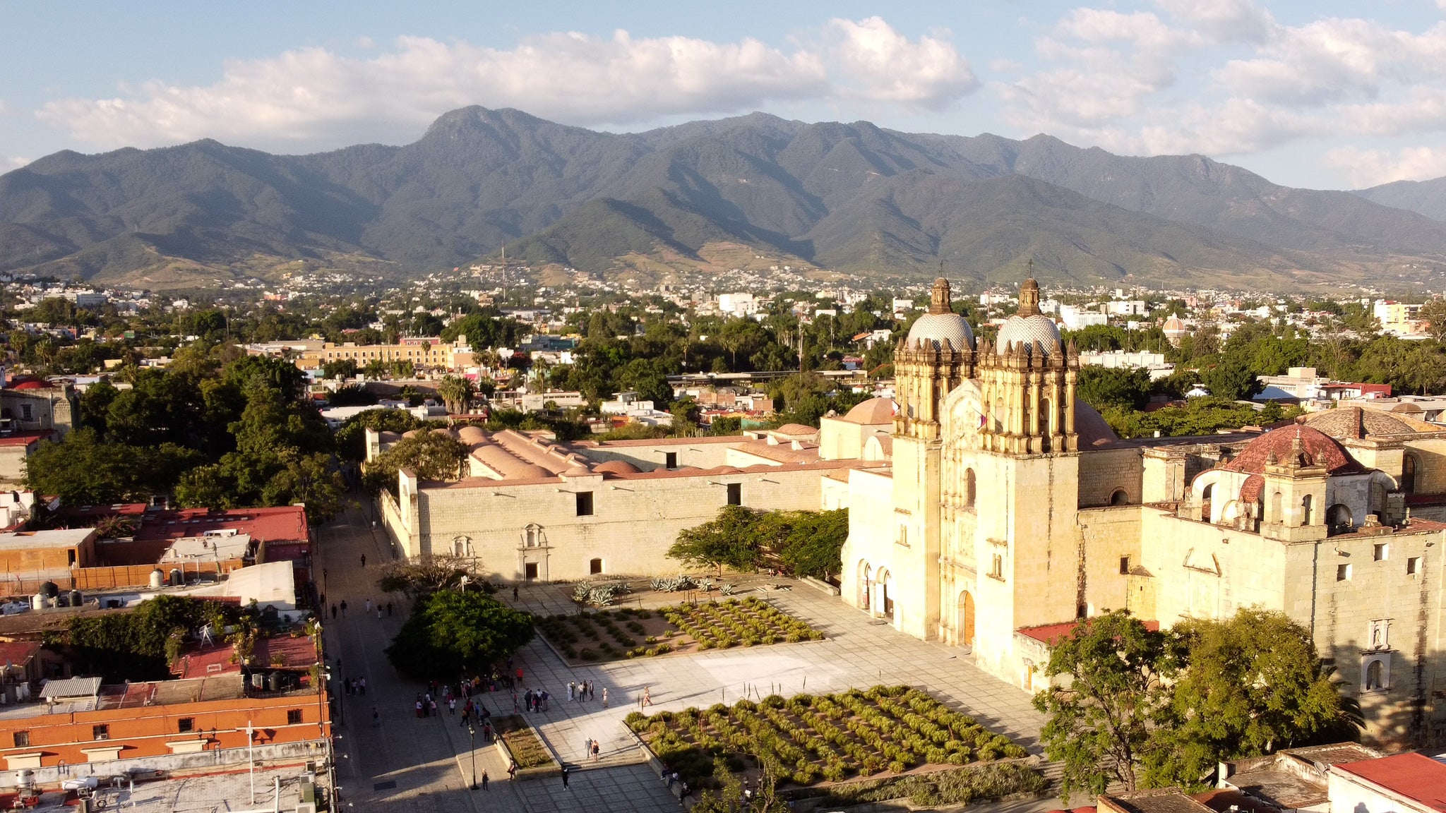 Landschaftsbild von Oaxaca city. Im Hintergrund sind die grünen Berge zu sehen.