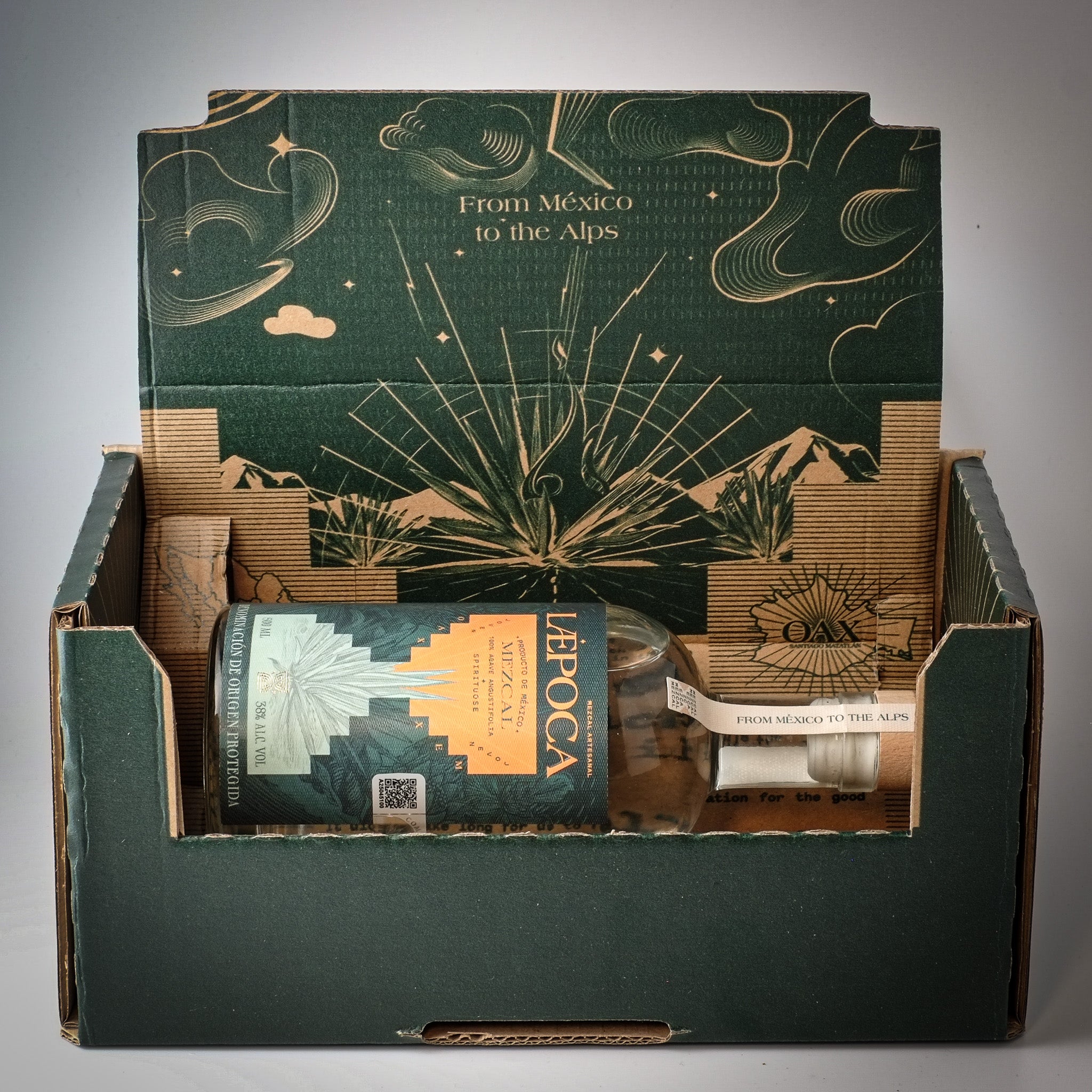 LÆPOCA Mezcal Flasche liegend in einer grünen Geschenkebox.