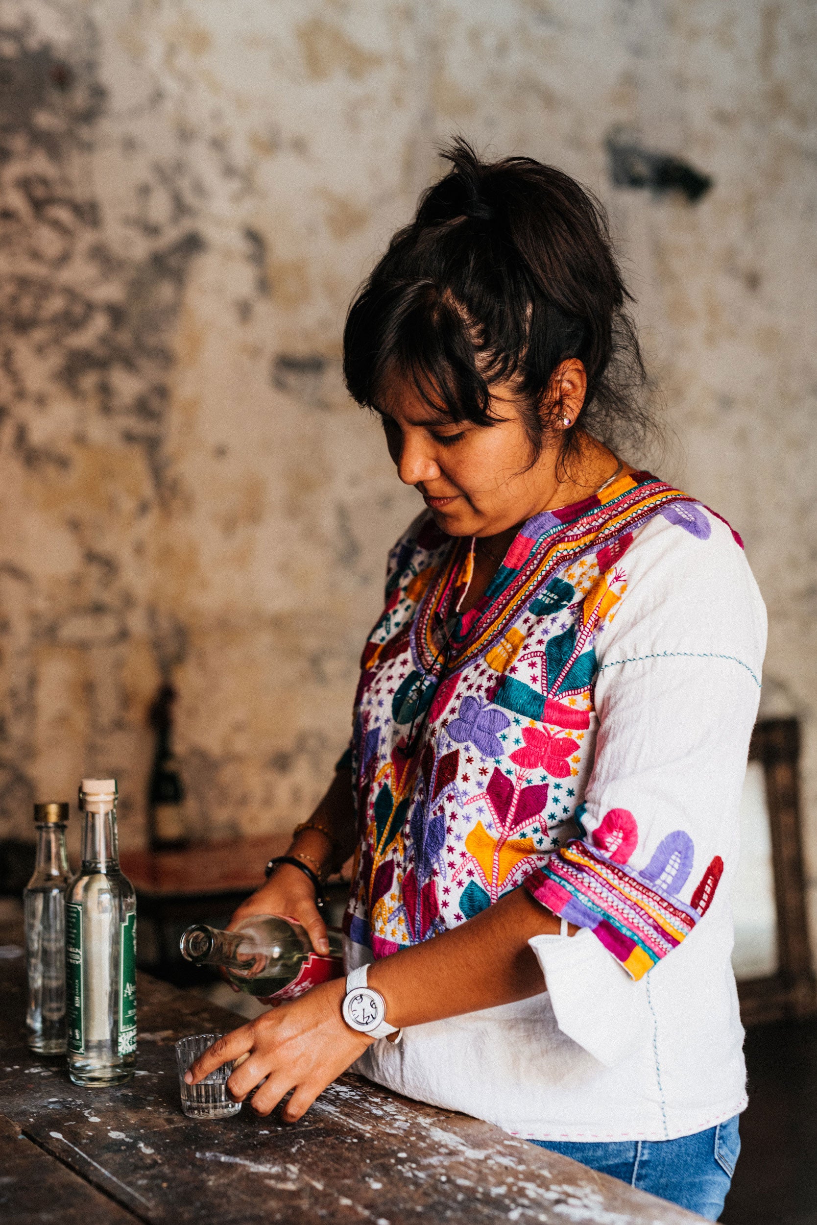 Frau mit mexikanischen Wurzeln, die ein farbenfrohes Kostüm trägt.