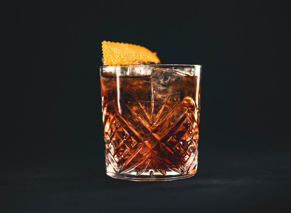 Mezcal Negroni Cocktail mit Campari und Wermut, hergestellt mit LÆPOCA Mezcal Espadín