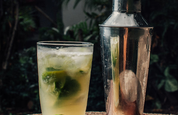Mezcal Mojito Cocktail mit frischer Minze und Limette, hergestellt mit LÆPOCA Mezcal Espadín